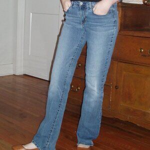 Levi’s Mid-Rise Blue Jeans – Size 2 – Excellent Condition